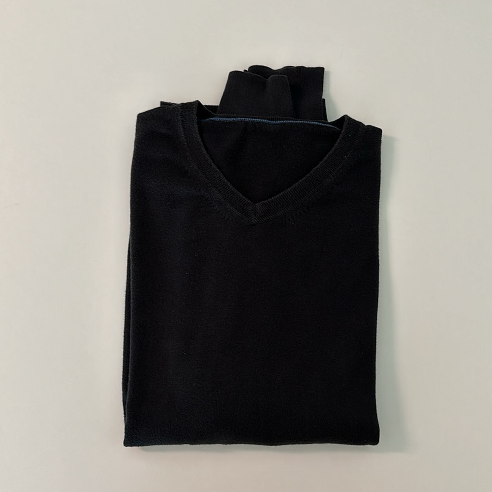 Facconable V-Neck black sweater. - Picture 4 of 4